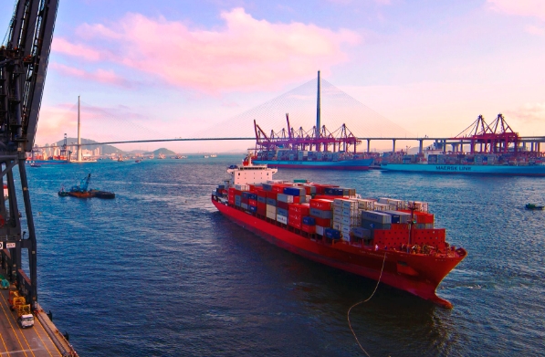 馬來西亞憑借其穩健的經濟增長，成為了國際貿易的重要節點