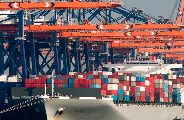 隨著全球化的深入發(fā)展，國(guó)際物流將繼續(xù)促進(jìn)經(jīng)濟(jì)繁榮