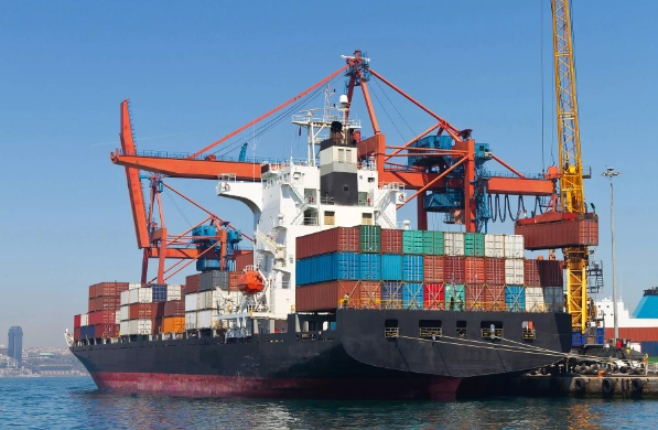 在全球經濟一體化的浪潮中，海運物流公司如同海上的“動脈”